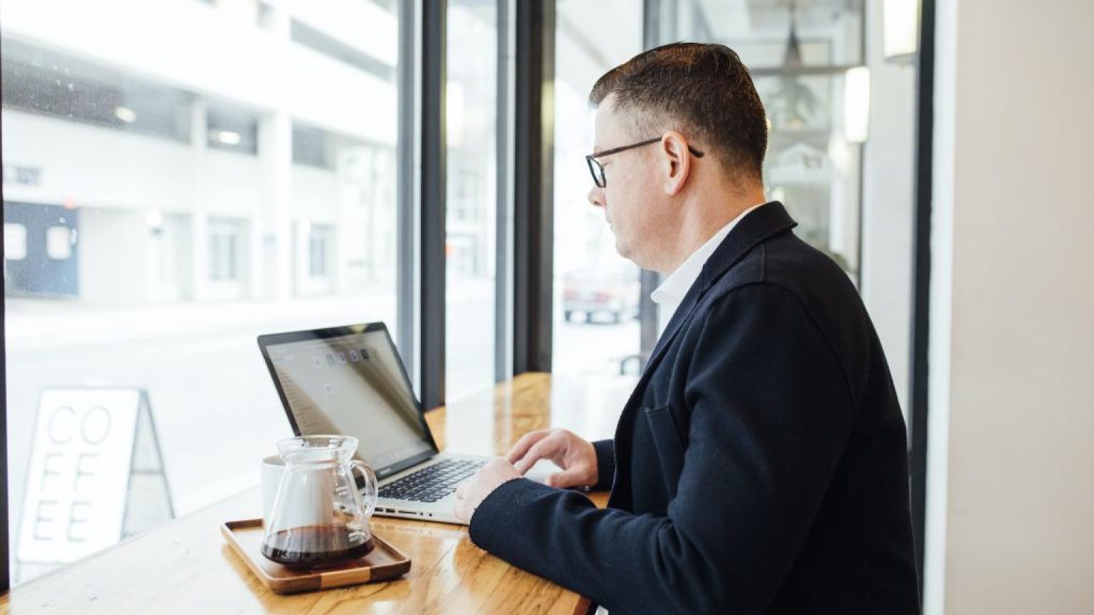Pexels linkedin sales navigator 2182971 1024x683