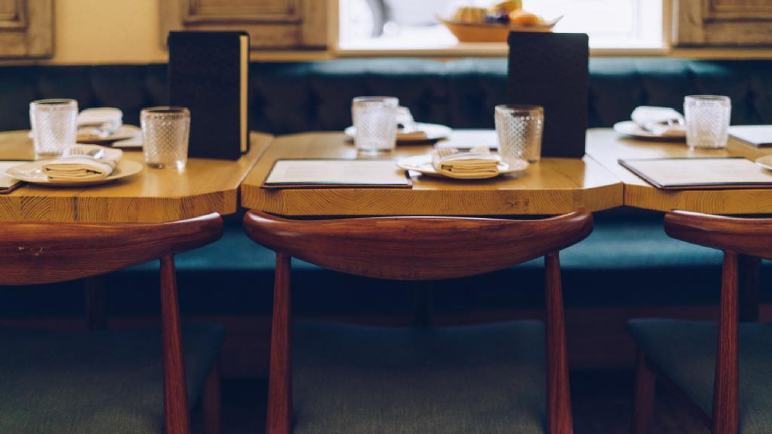 Wood set table at restaurant 1024x683